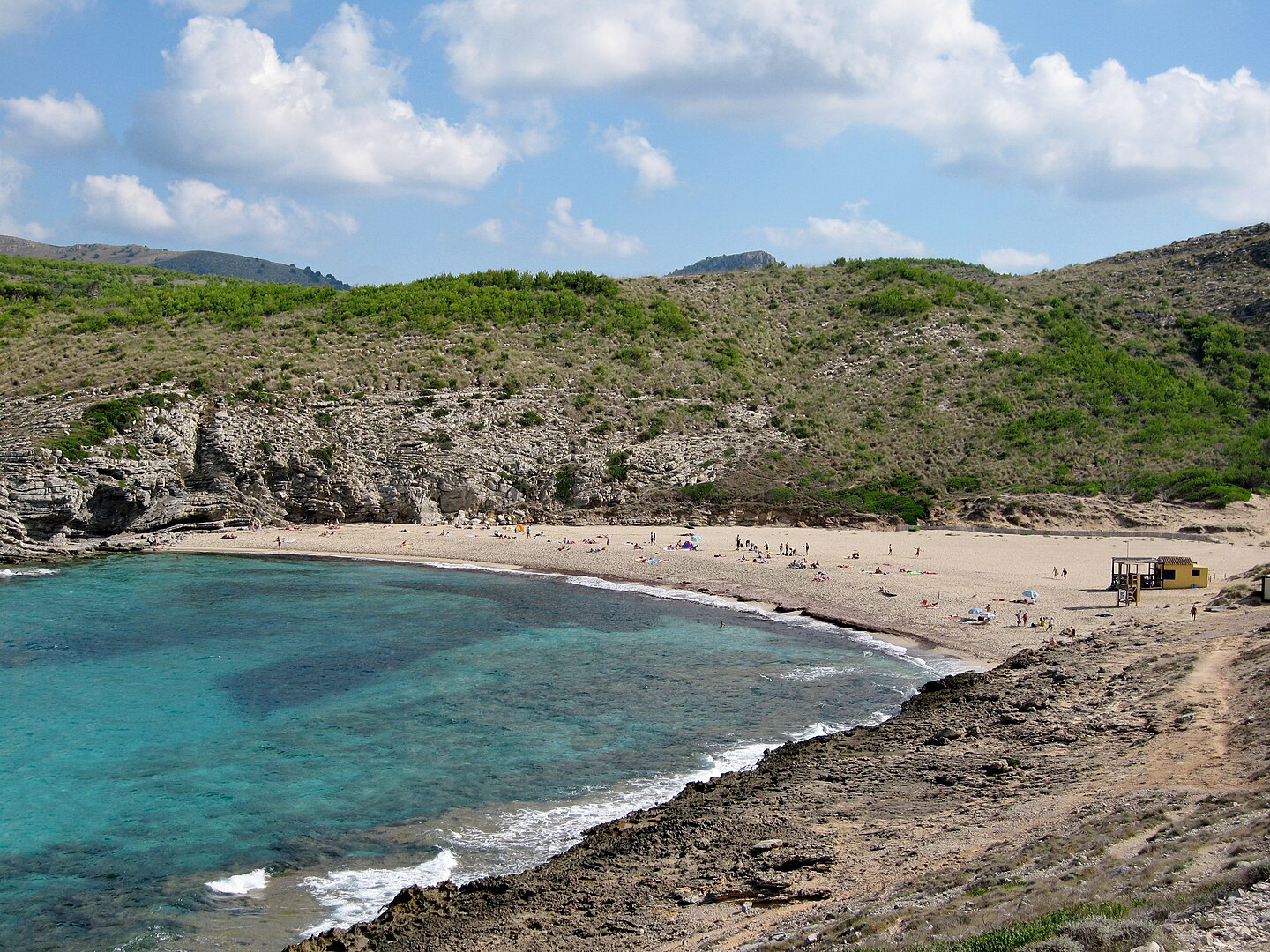 Cala Torta, oberta i salvatge, és un racó on Mallorca mostra el seu costat més feréstec