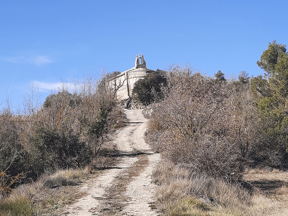 Caminarem fins a Sant Pere de Savella.