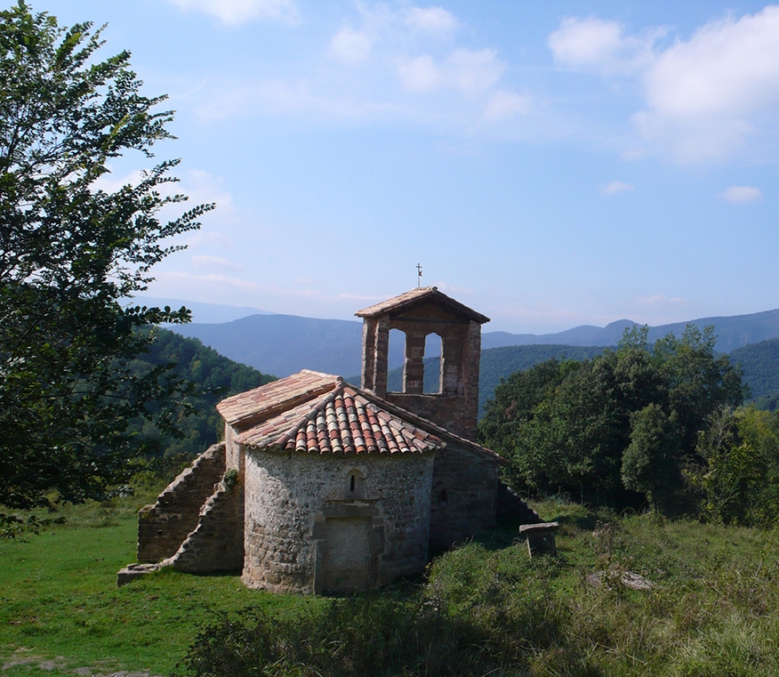 Per aquestes contrades, al voltant de Sant Aniol de Finestres, coneixerem una Garrotxa diferent, lluny de les fagedes i de les roques volcàniques.