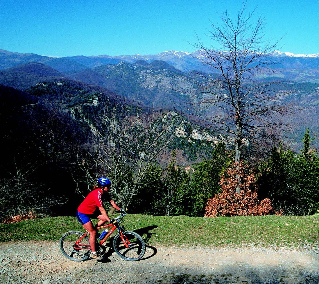 A cavall de les comarques del Ripollès i la Garrotxa, anirem descobrint bonics paisatges entre fagedes, rouredes i prats de pastura. Un itinerari de muntanya amb unes vistes del Canigó i l'alta Garrotxa molt agraïdes.