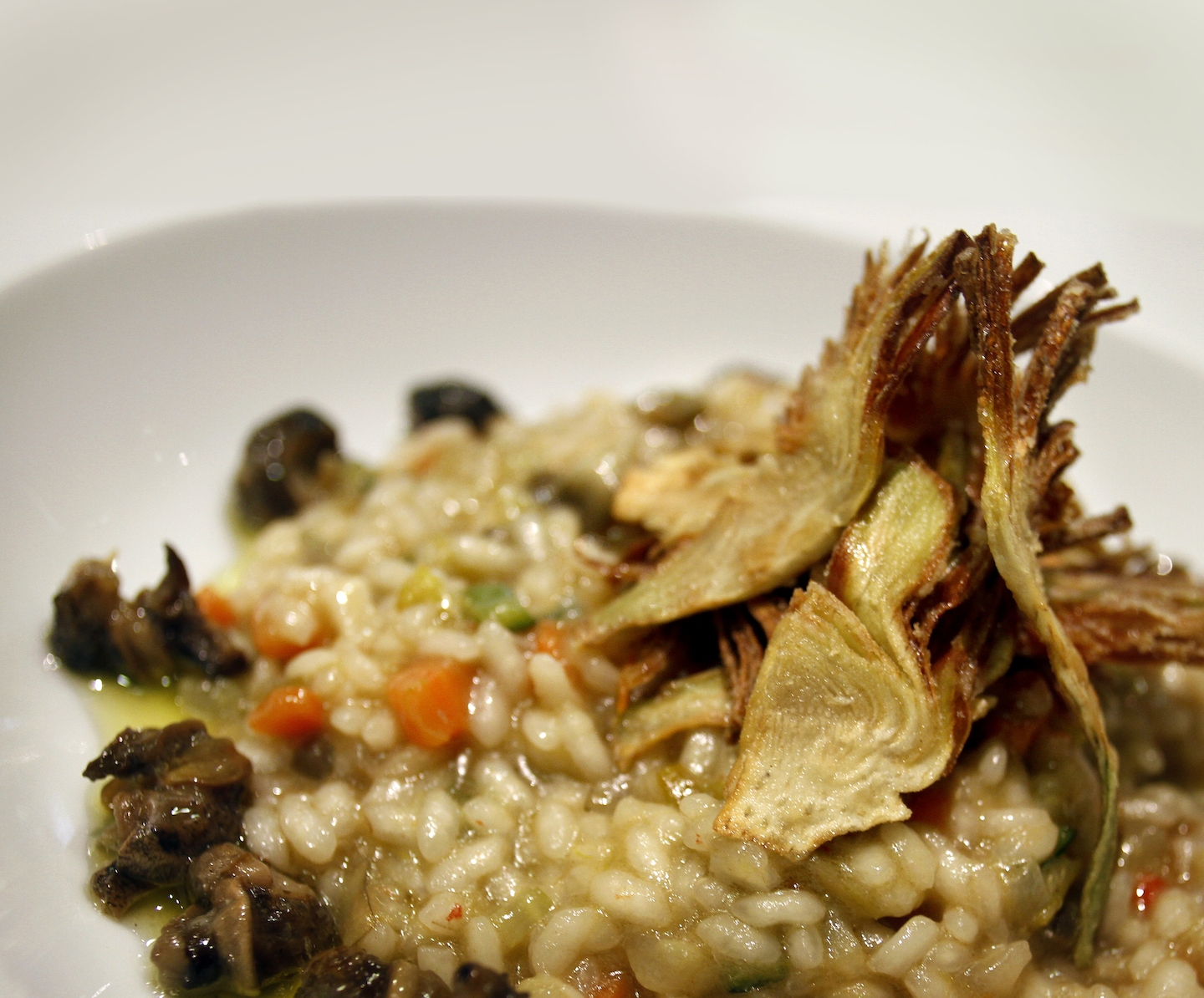 Només els productes conreats, criats i elaborats de manera artesanal a la comarca de la Garrotxa i voltants tenen cabuda dins la Cuina Volcànica. L’arròs amb cruixent de carxofa i cargols Només els productes conreats, criats i elaborats de manera artesanal a la comarca de la Garrotxa i voltants tenen cabuda dins la Cuina Volcànica. L’arròs amb cruixent de carxofa i cargols