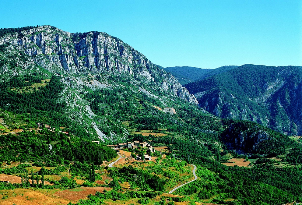 Per als habitants de les valls d’Alinyà, l’estimbada façana de la Roca de la Pena és una referència inequívoca.
