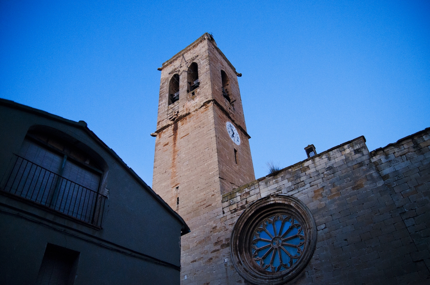 El campanar d’espadanya de base quadrada que s’aixeca a l’extrem nord- oest de l’església de Santa Maria és una de les fites visibles de la vila de Verdú