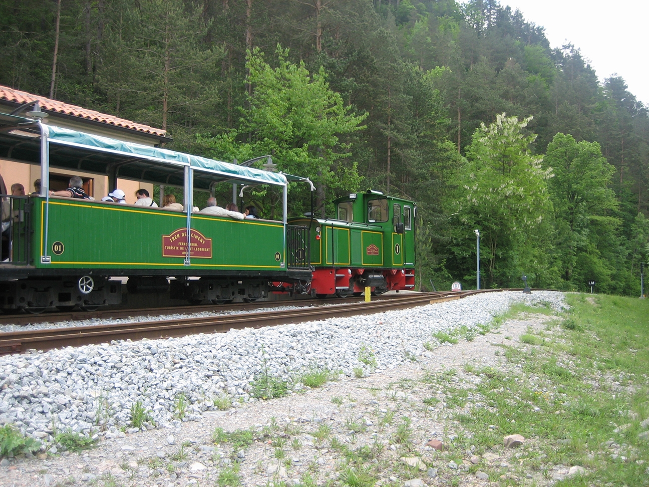 Aquesta locomotora uneix la Pobla de Lillet amb el Museu del Ciment, a Castellar de n'Hug. Amb el vent a la cara, contemplant paisatges del Parc Natural del Cadí-Moixeró, grans i petits poden gaudir del trajecte i la visita als jardins Artigas.