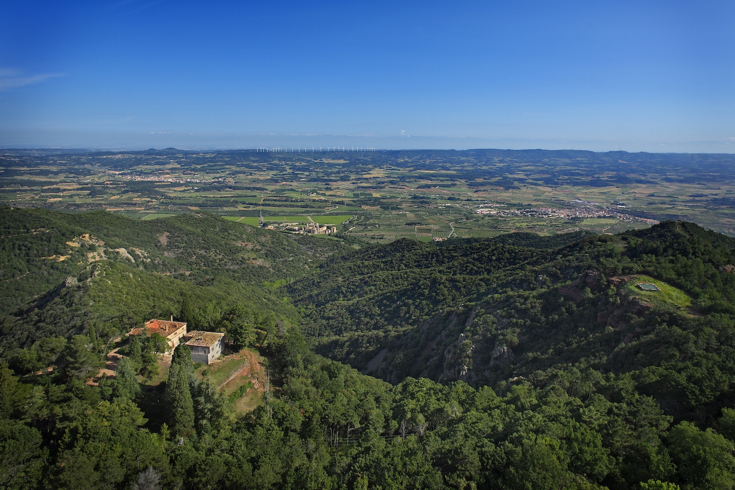 Als peus de la casa forestal de la Pena hi ha el monestir de Poblet