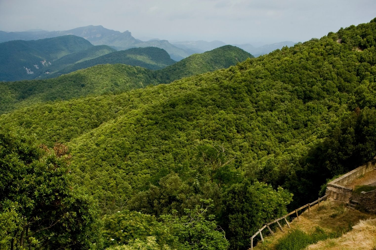 Des del santuari de Rocacorba, que va ser centre de la baronia del mateix nom, la mirada abraça els boscos de la Garrotxa