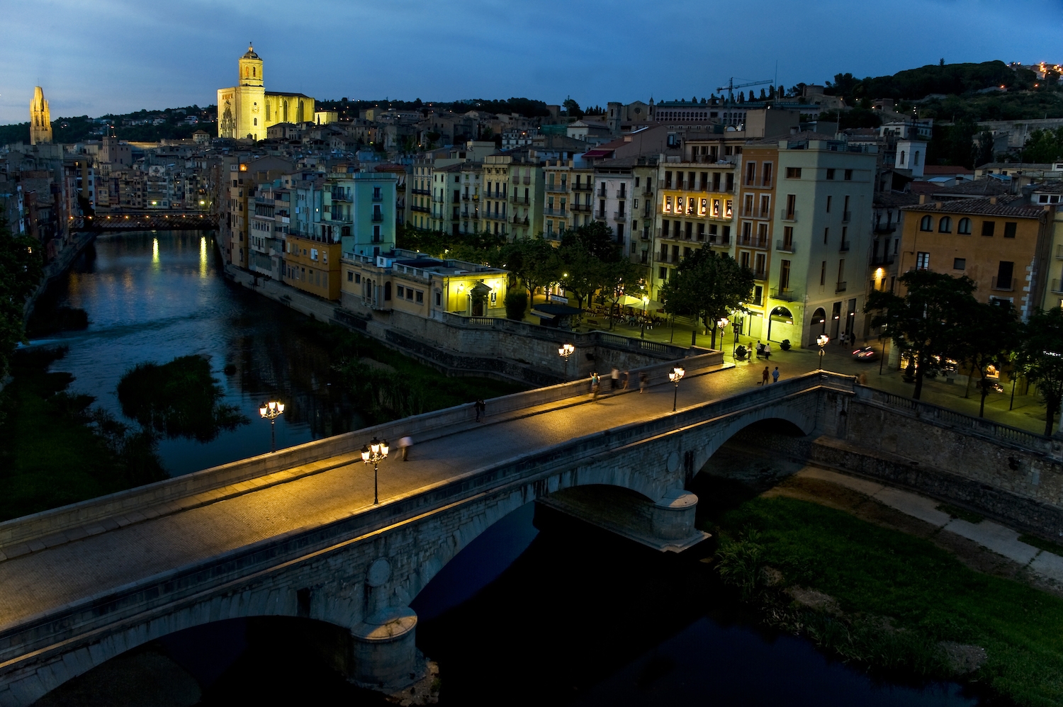 El pont de Pedra, o d’Isabel II, es va construir el 1849 per salvar l’Onyar i va substituir el viaducte medieval que unia el barri Vell i el barri del Mercadal de Girona