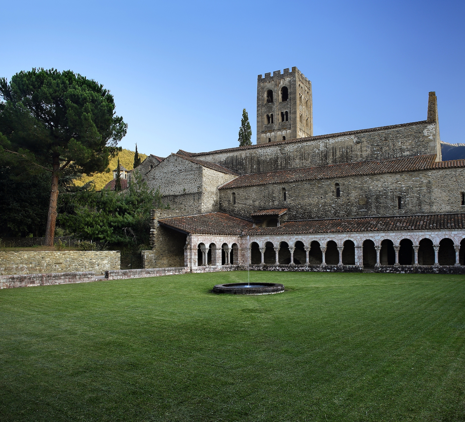 El claustre i l’església de Cuixà, ornats amb capitells i talles valuoses, són espais d’oració