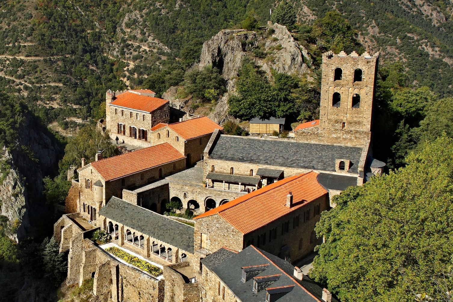 Sant Martí del Canigó fou abandonat al segle XVIII i ocupat de nou al segle XX després de reconstruir-lo