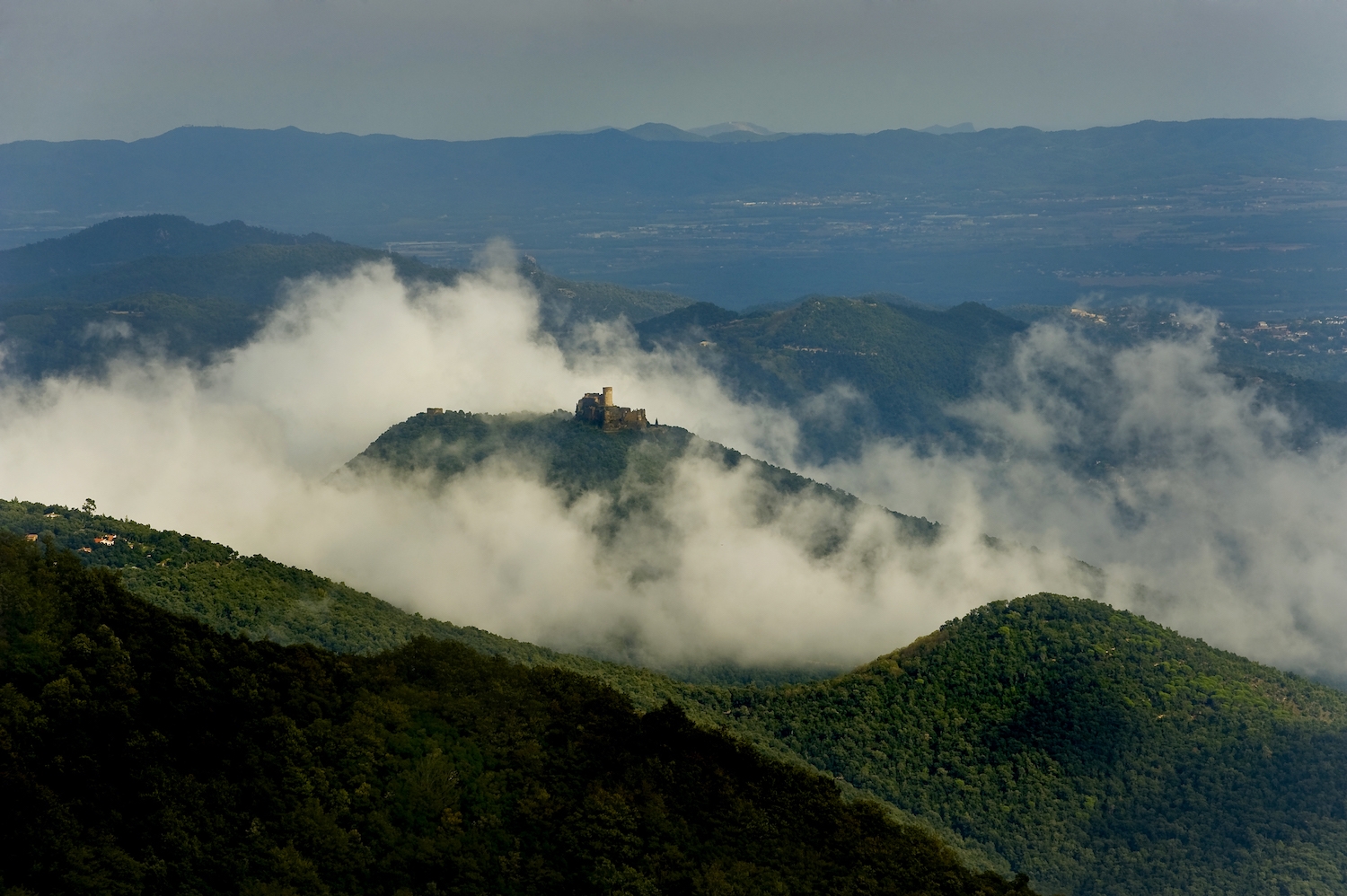 El Castell de Montsoriu s'eleva sobre un turó a 632 metres d'altitud, situat dins del Parc Natural del Montseny.