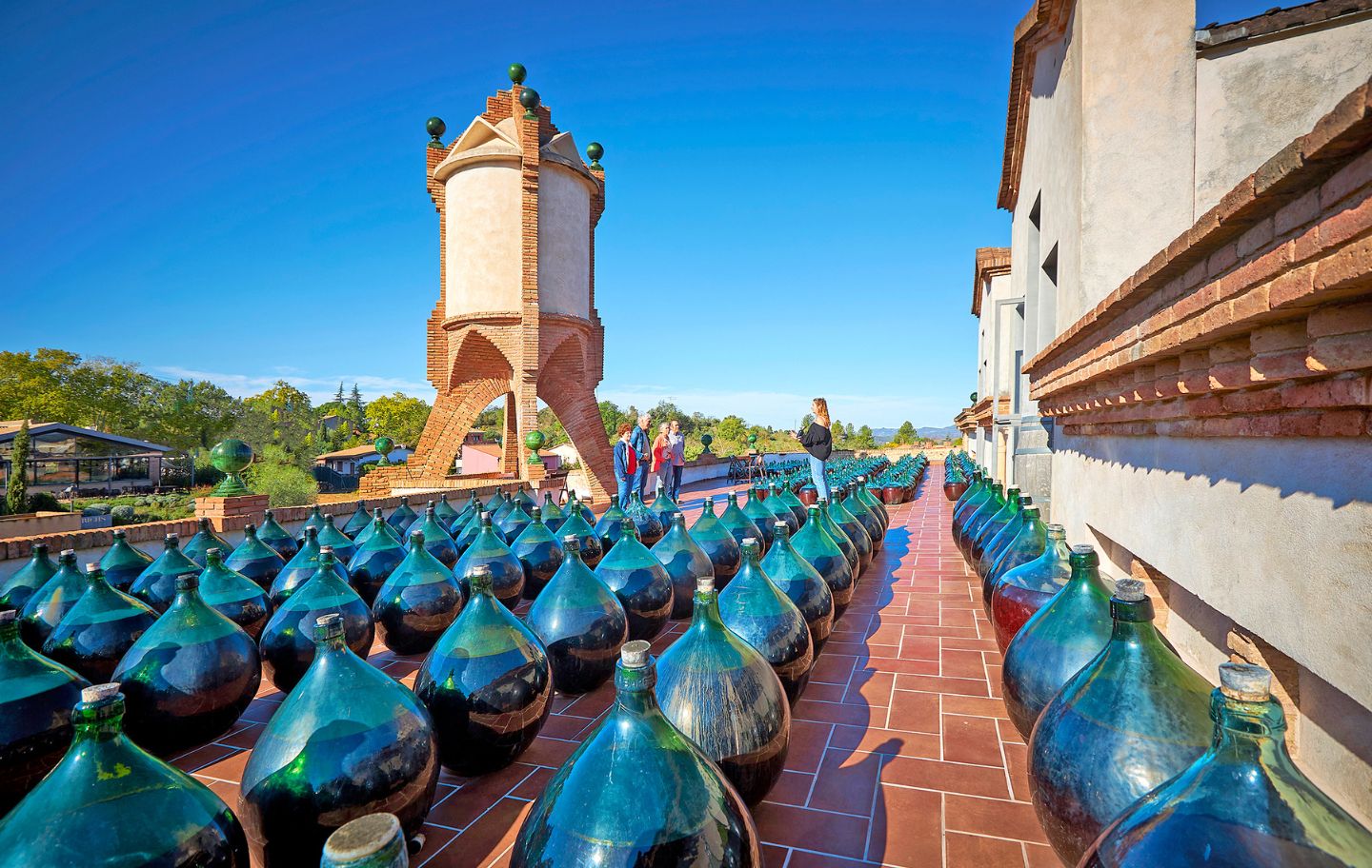 La Cooperativa de Falset Marçà, de la DO Montsant, envelleix alguns dels seus vins en damajoanes.