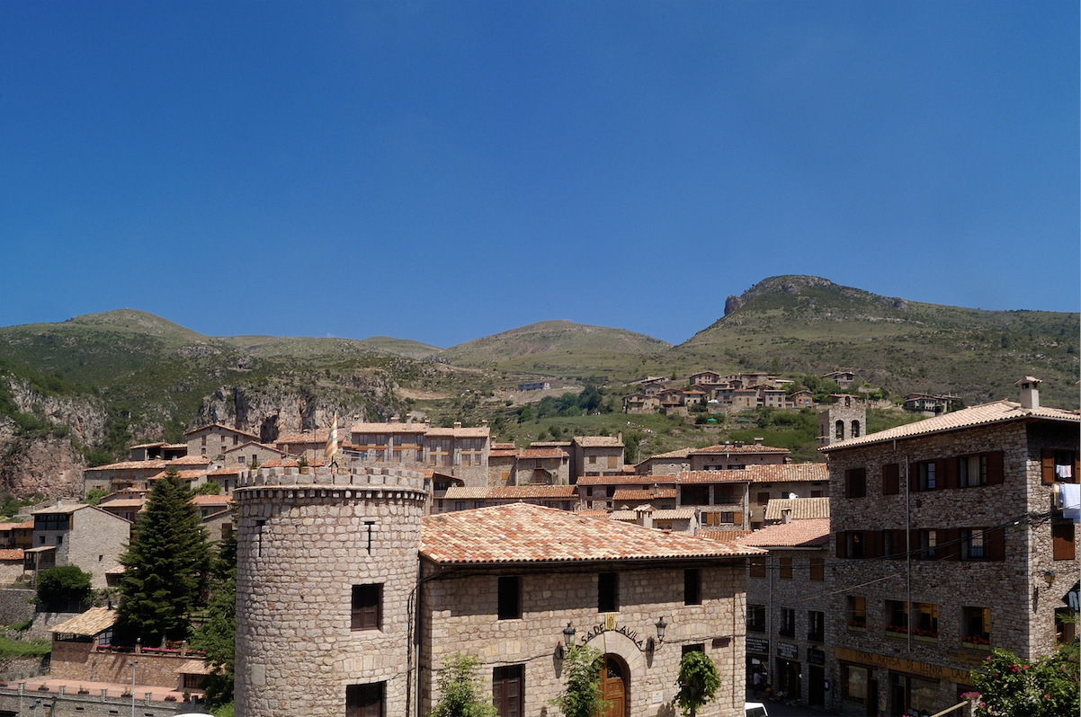Les tradicionals cases empedrades formen part de l'encant de Castellar de n'Hug
