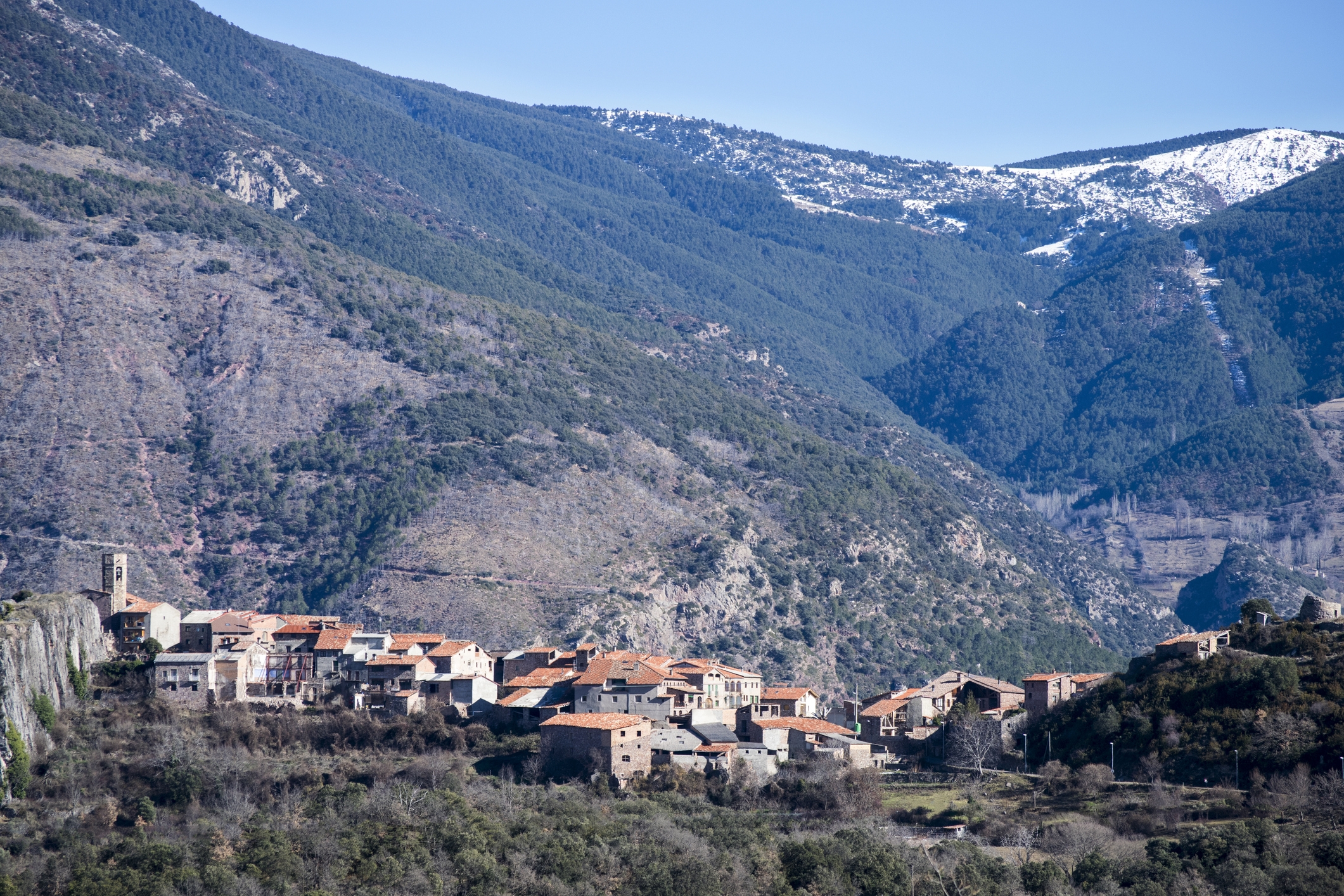 Les cases i l'església de Peramea, envoltades de muntanyes Les cases i l'església de Peramea, envoltades de muntanyes