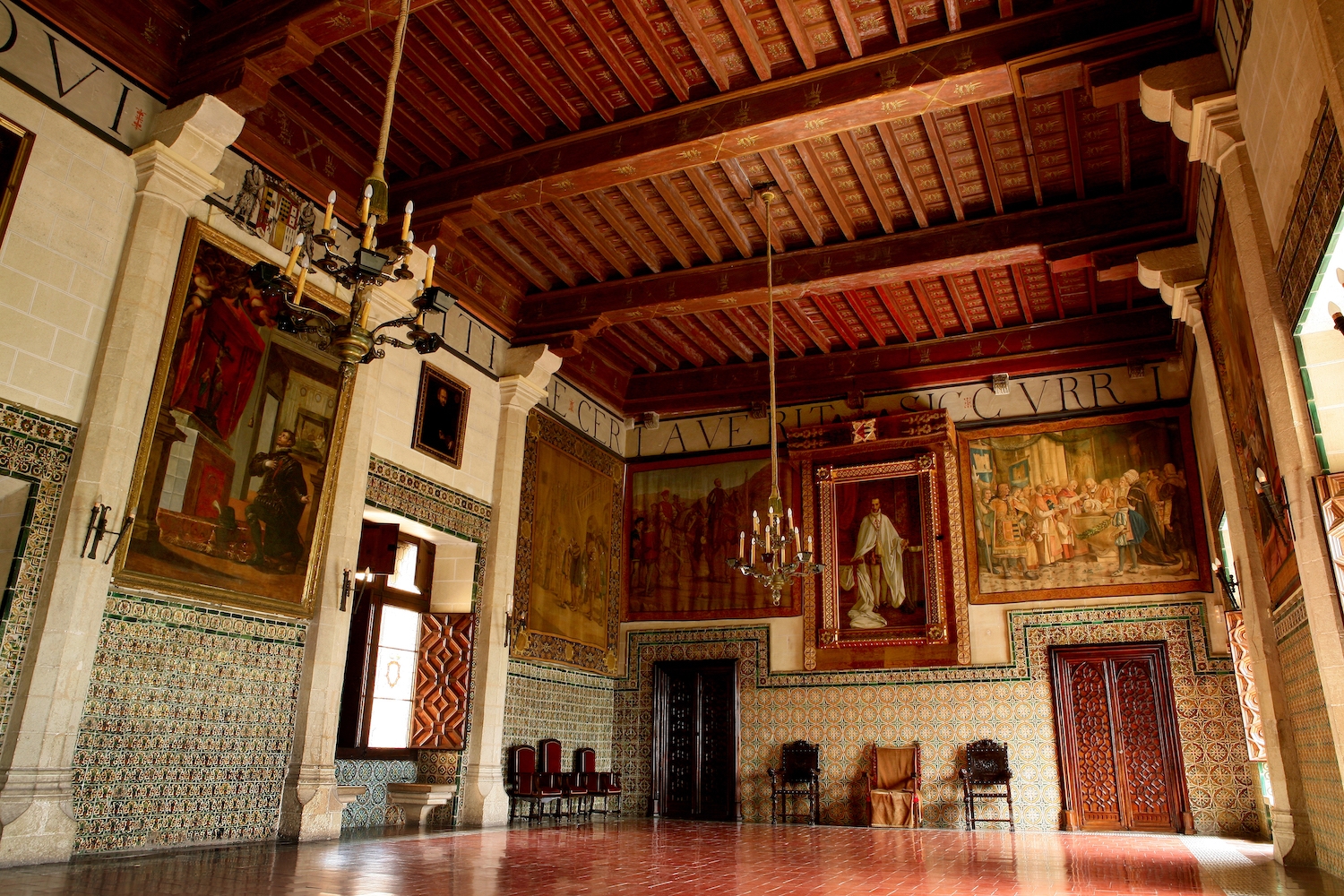 El saló de Corones del Palau Ducal té aquest nom per les nombroses diademes de l’enteixinat de fusta del sostre