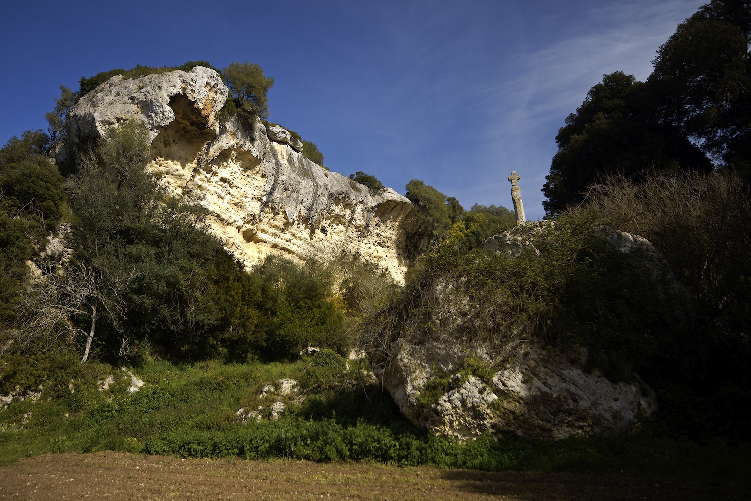 Límit natural entre els municipis de  Ferreries i Ciutadella, el barranc  d’Algendar està regat per un rierol que desguassa a la cala Galdana