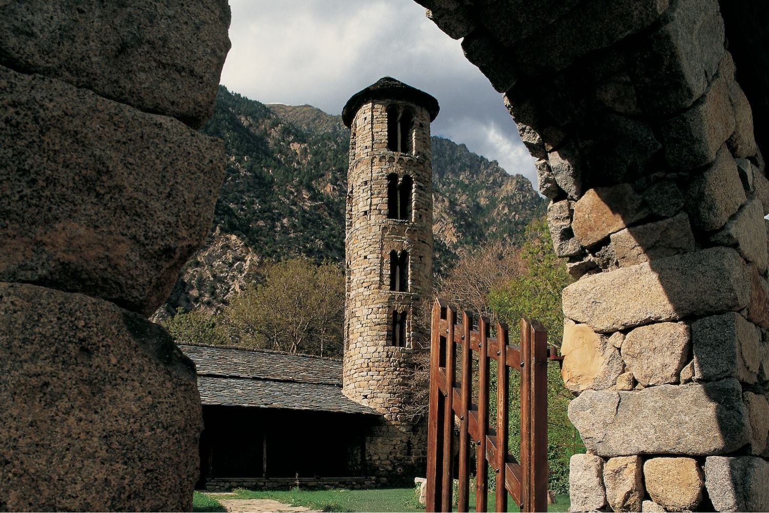 L’església de Santa Coloma, que es troba entre Sant Julià de Lòria i Andorra la Vella, és actualment la seu de l’arxiprestat d’Andorra