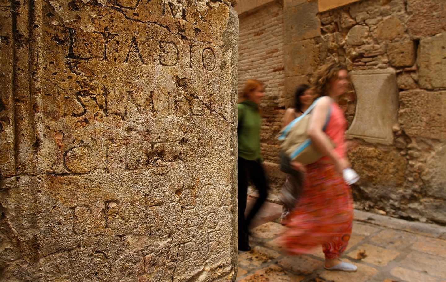 Passejant pels carrers Merceria i Sant Pere i Estubes trobem inscripcions romanes als murs