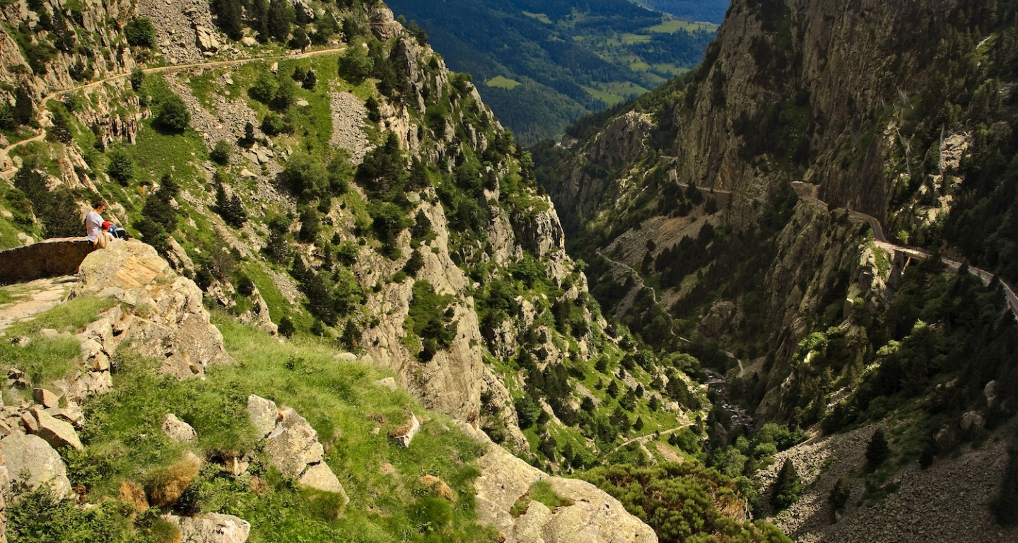 Al santuari de Núria només es pot accedir amb el cremallera o a peu: des de Queralbs surt el camí Vell o dels Pelegrins Al santuari de Núria només es pot accedir amb el cremallera o a peu: des de Queralbs surt el camí Vell o dels Pelegrins