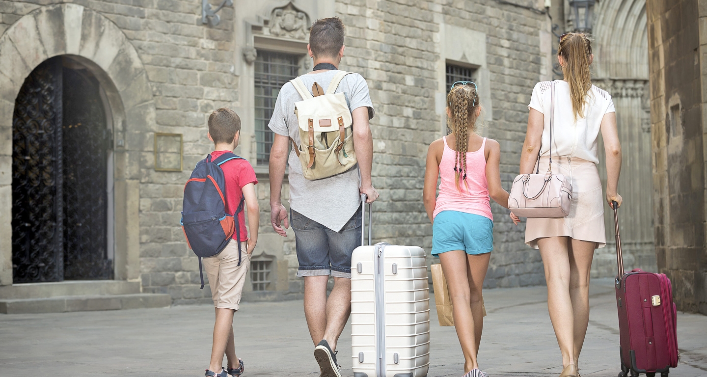El 59,6% dels habitatgesd’ús turístic de Barcelona anunciats a Airbnb són cases, apartaments o pisos que es reserven sencers El 59,6% dels habitatgesd’ús turístic de Barcelona anunciats a Airbnb són cases, apartaments o pisos que es reserven sencers