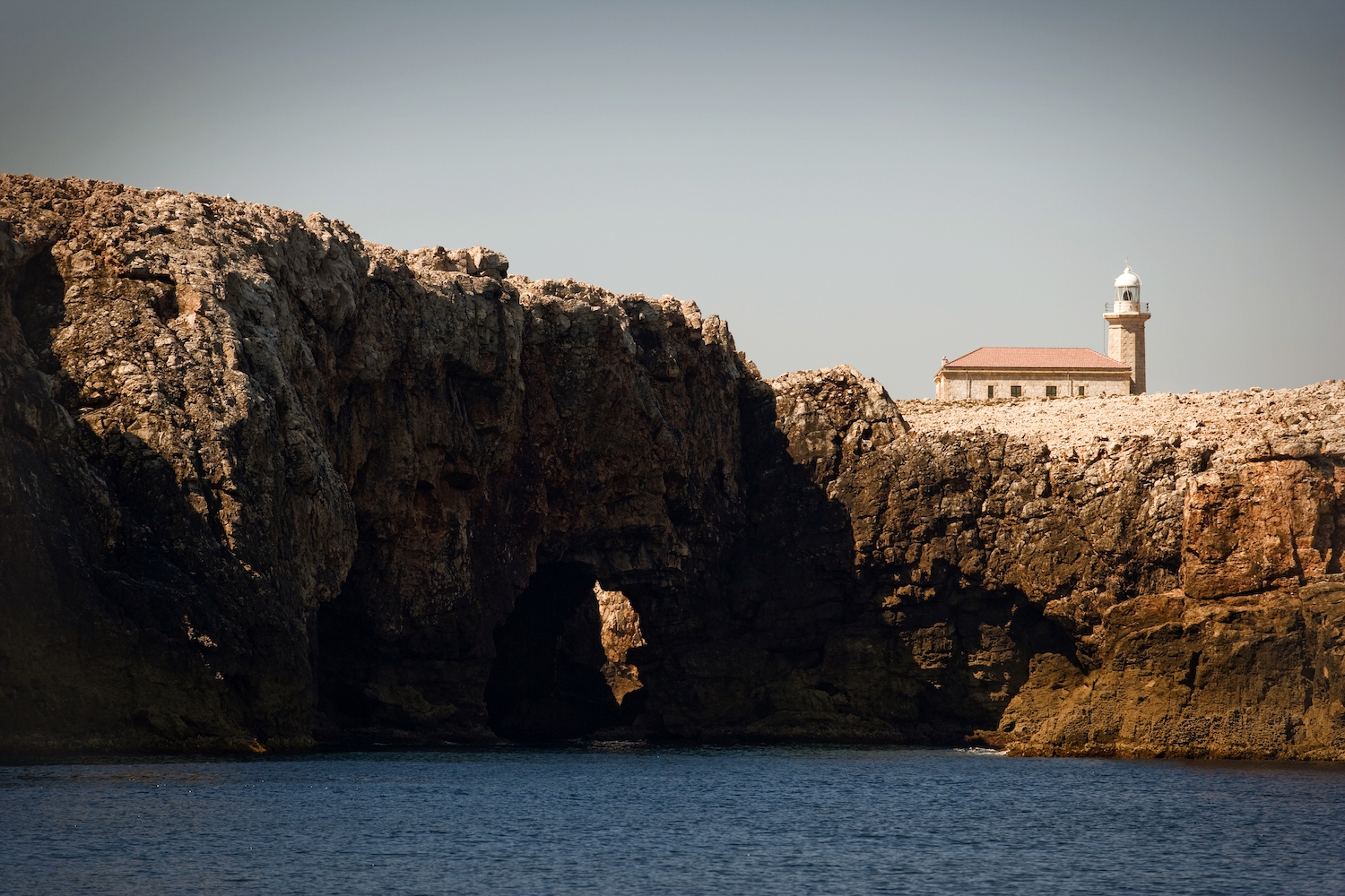El far de Punta Nati, sobre uns penya-segats de vertigen