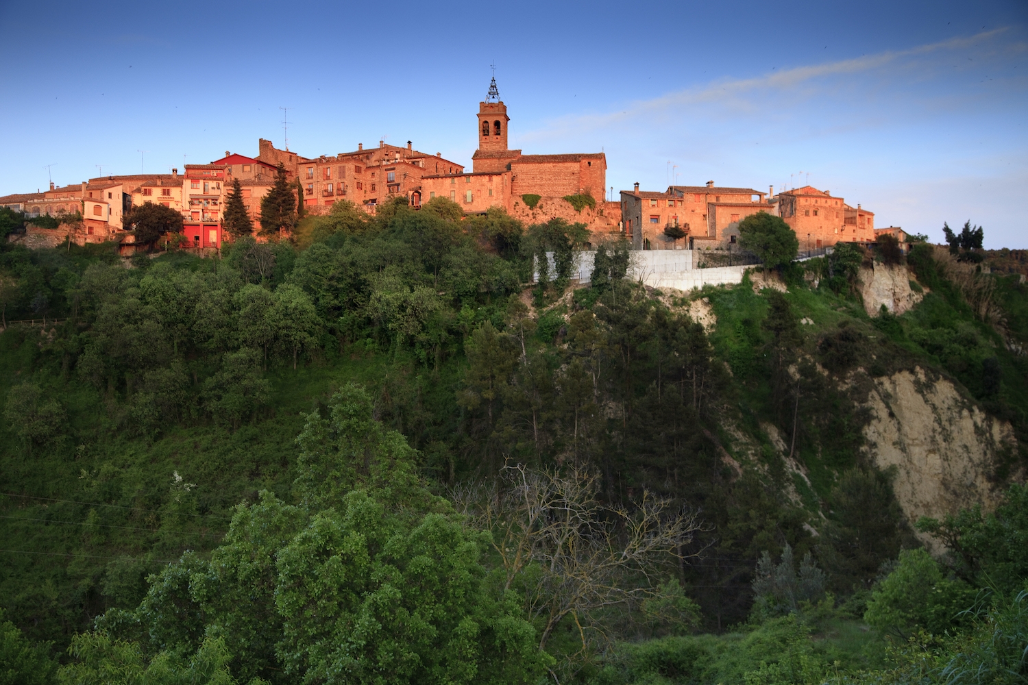 El nucli antic de Santa Maria d’Oló s’estén sobre el llom d’un pujol