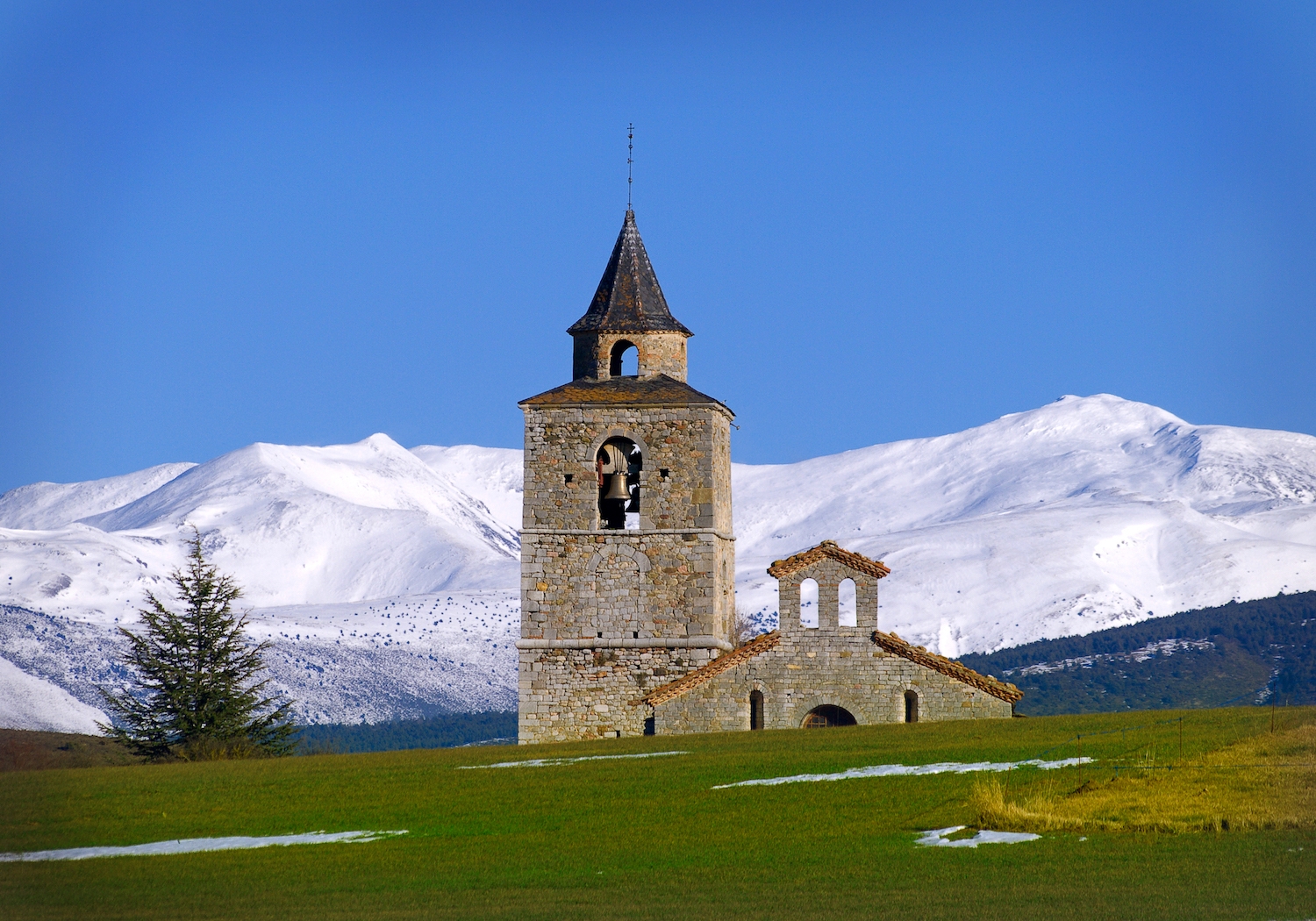 L’església de Santa Maria vigila el poble de Talló, format per típiques cases semifortificades de la Cerdanya