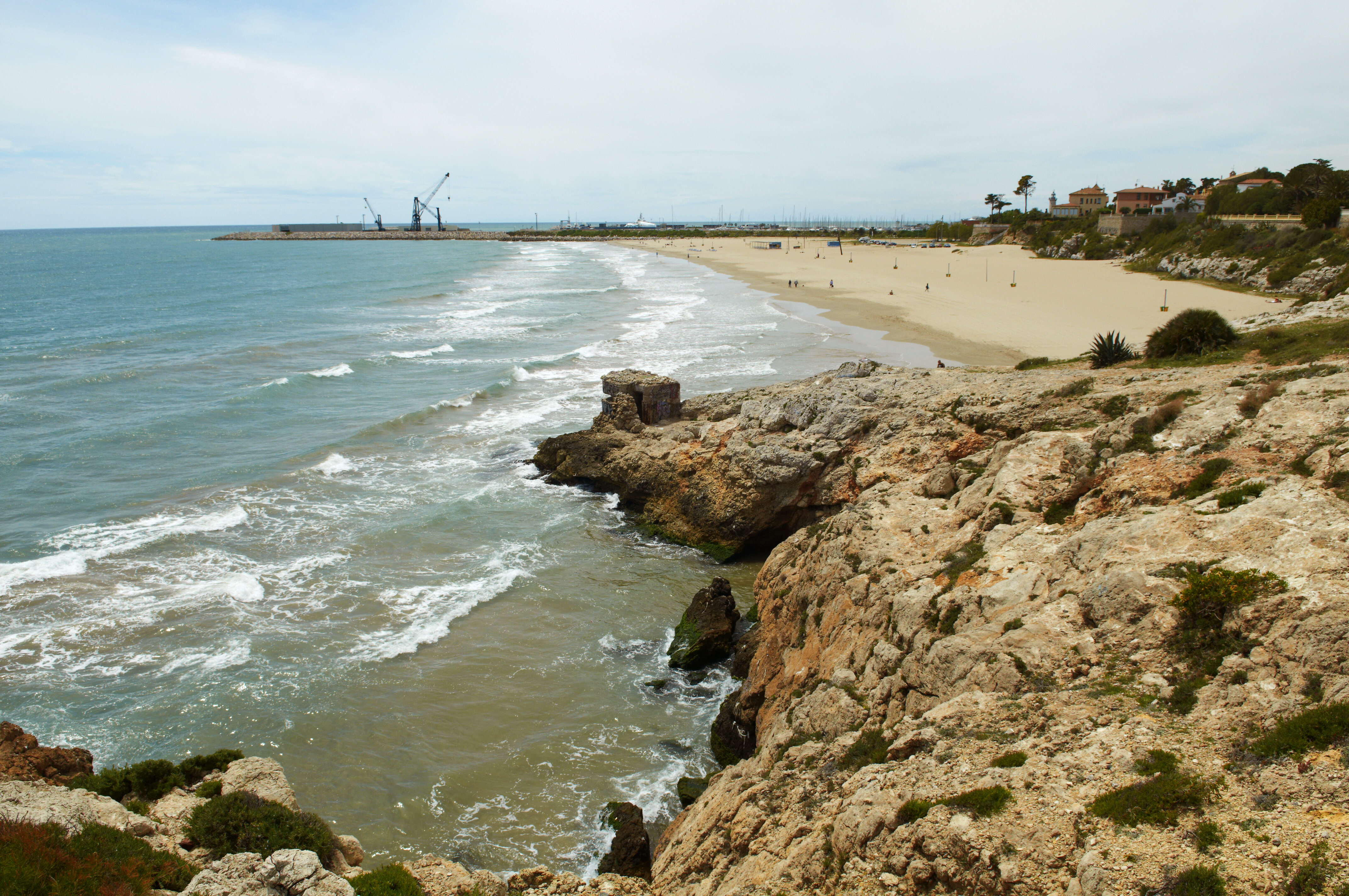 La platja del Far de Sant Cristòfol de Vilanova i la Geltrú fa un quilòmetre de llarg.