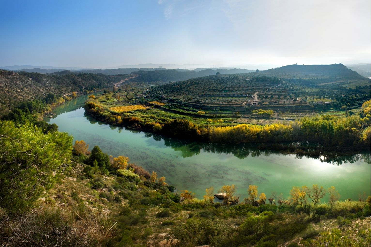 El meandre de Flix és un dels més espectaculars de l’Ebre, que en aquest tram flueix amansit per la construcció de l’embassament