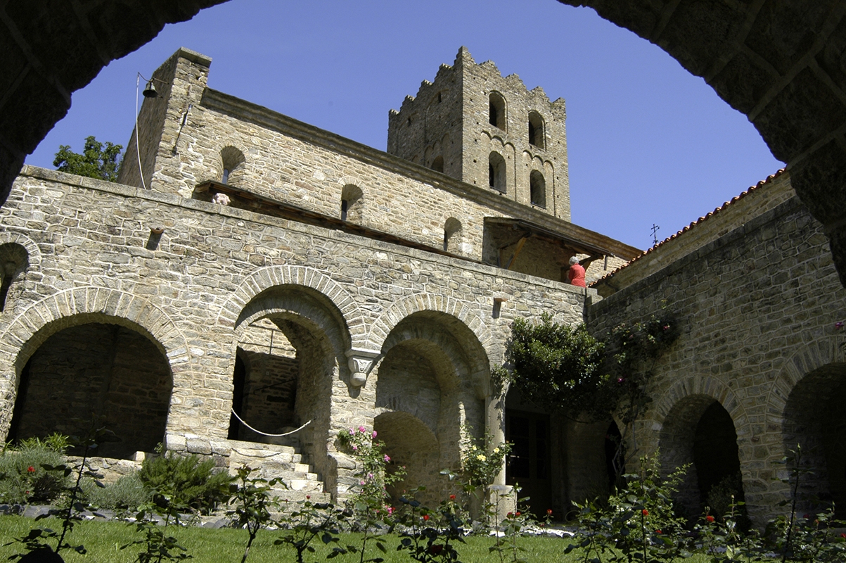 Si abans s’ha pujat al Canigó, l’excursió a l’abadia i al mirador de Sant Martí del Canigó, situats a pocs quilòmetres de Vernet, és només una senzilla però agraïda passejada.
