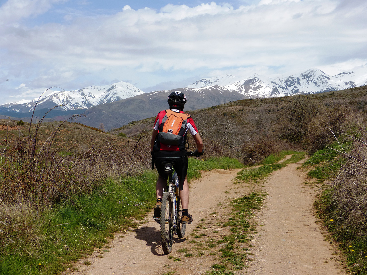 Les muntanyes de la vall Fosca les tenim al davant mentre pedalem pel pla de Corts. Les muntanyes de la vall Fosca les tenim al davant mentre pedalem pel pla de Corts.