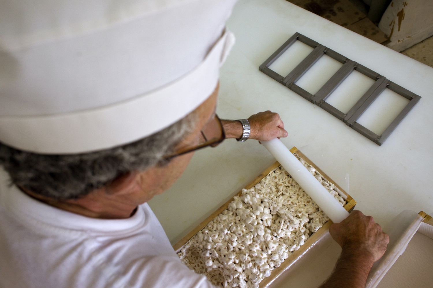 Un dels millors torrons és el d’Artesanías Laura Colomina, que té un alt percentatge d’ametlla. A la imatge, donant forma a un torró d’Alacant