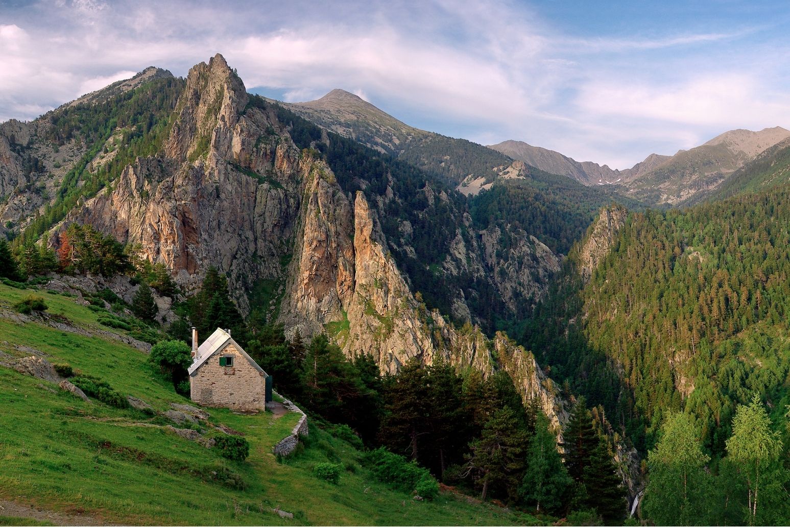 Al pla de Merialles hi ha un refugi i una cabana forestal; s’hi arriba per una pista que comença al coll de Jou