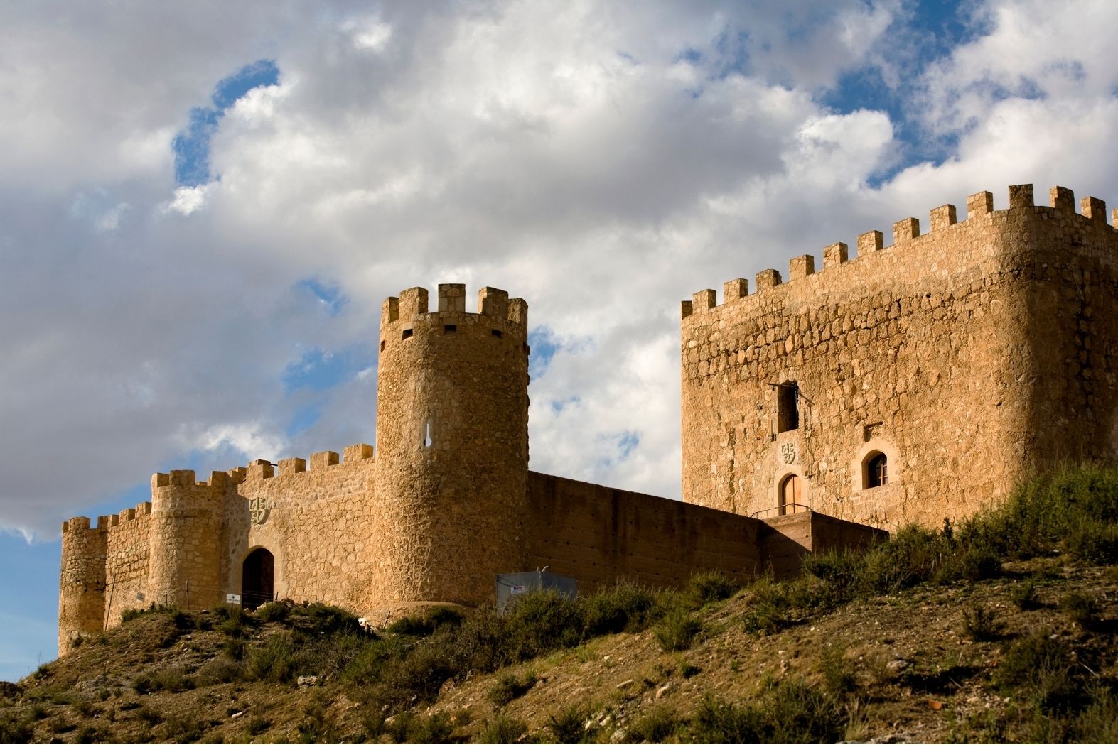 El castell de Jumella fou un poblat iber, un enclavament romà i una fortalesa àrab. Va passar a la corona d’Aragó l’any 1228