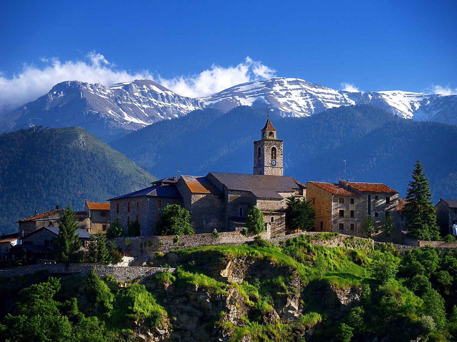 Vista de Bellver amb l'imponent serralada del Cadí de fons