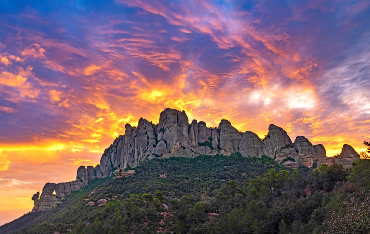 Les agulles de Montserrat queden emmarcades per una llum especial i un cel de colors vibrants Les agulles de Montserrat queden emmarcades per una llum especial i un cel de colors vibrants