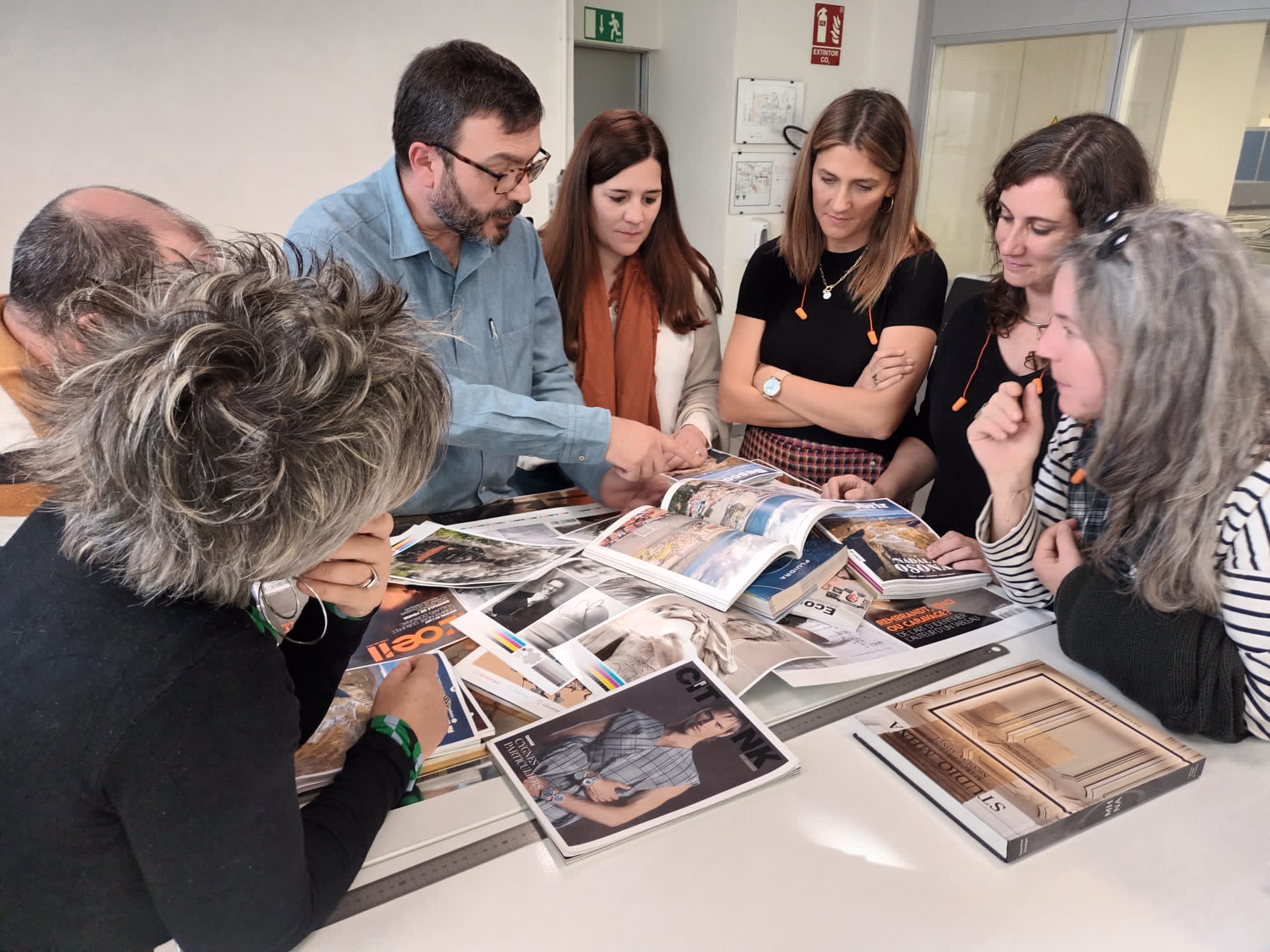 L'equip del 'Descobrir' treballa en la revista
