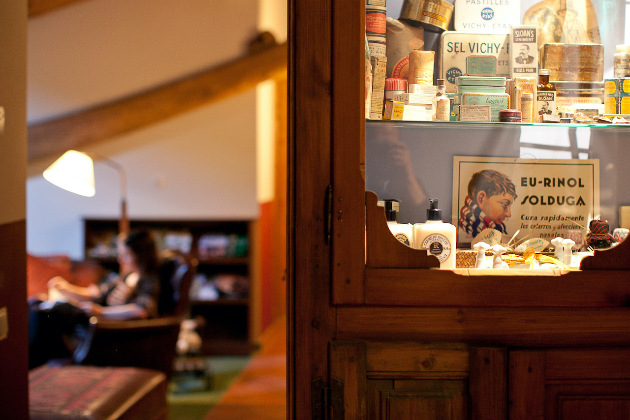 A la casa es conserven objectes antics dins de vitrines, com si fos un museu