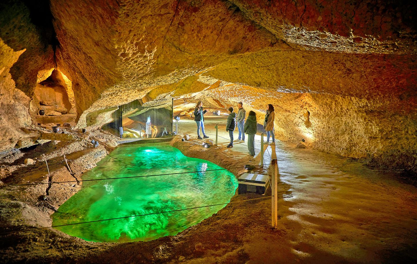 Una família visita les Coves de l'Espluga de Francolí