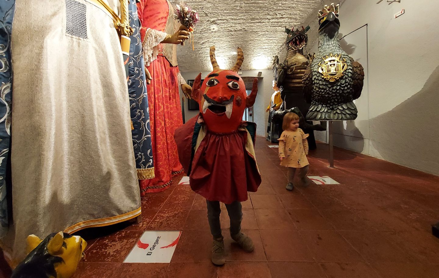 A la sala de les bèsties i els gegants la canalla es pot emprovar els capgrossos A la sala de les bèsties i els gegants la canalla es pot emprovar els capgrossos