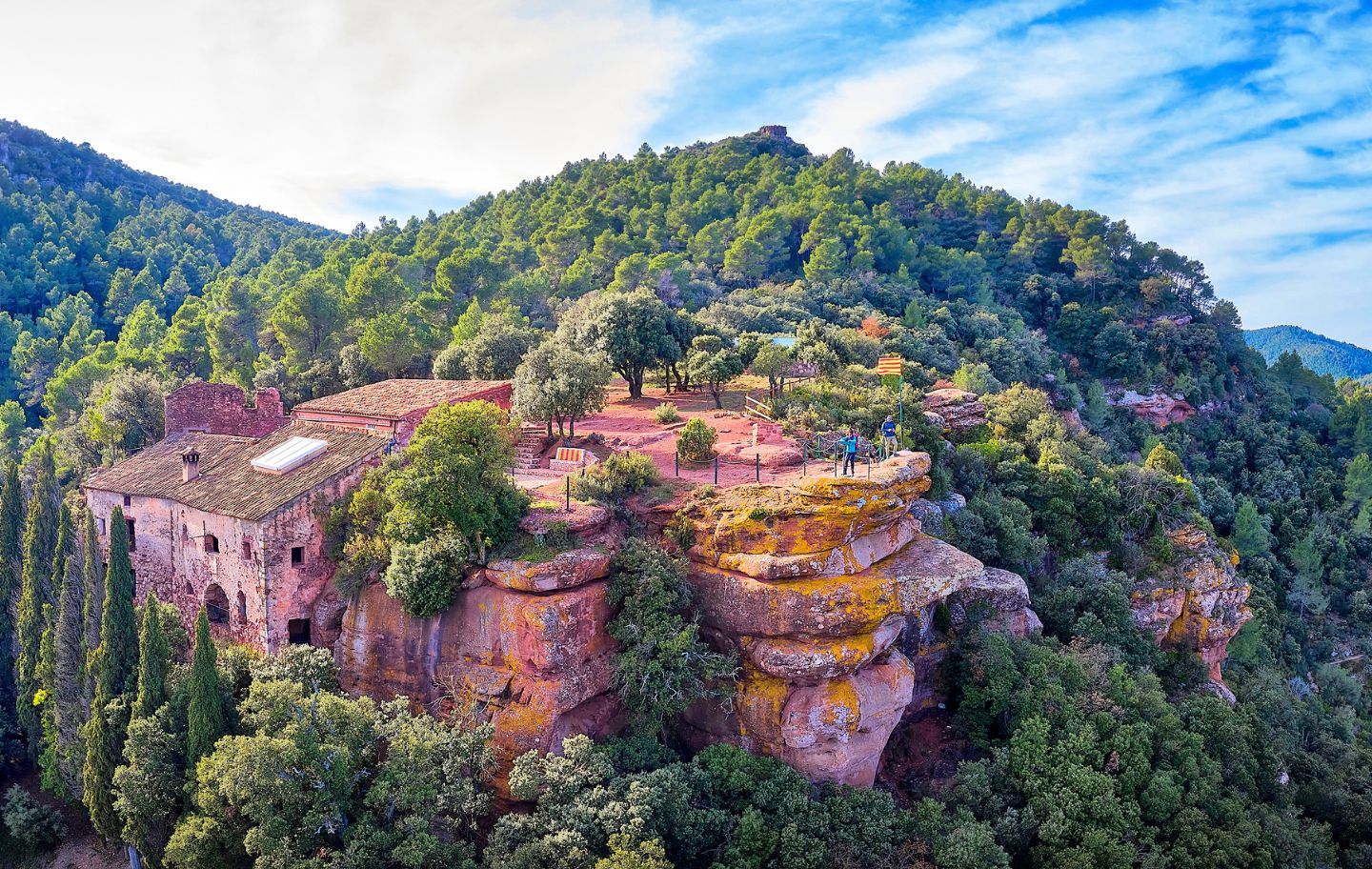 L'ermita de Sant Joan de la Muntanya és un mirador excel·lent de les muntanyes de Prades
