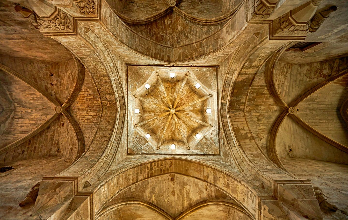 El monestir de Santa Maria de Vallbona és monumental per fora i per dins