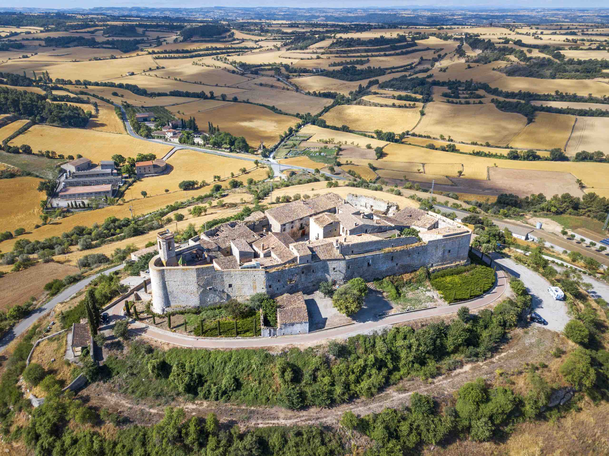 Montfalcó Murallat és una joia medieval molt ben conservada, i és com un far enmig dels camps la Segarra.