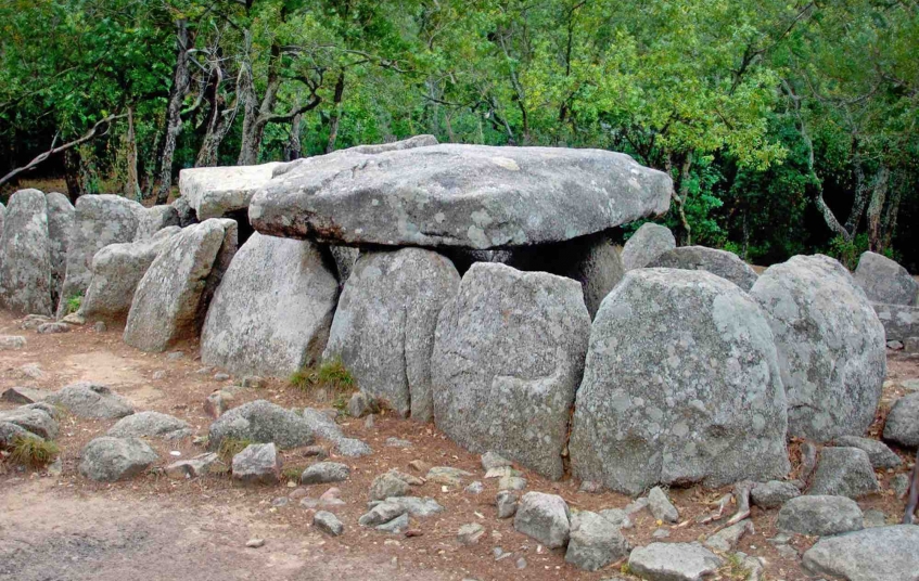 El dolmen de la Cova d’en Daina és un dels megàlits més complets i ben conservats de Catalunya. El dolmen de la Cova d’en Daina és un dels megàlits més complets i ben conservats de Catalunya.