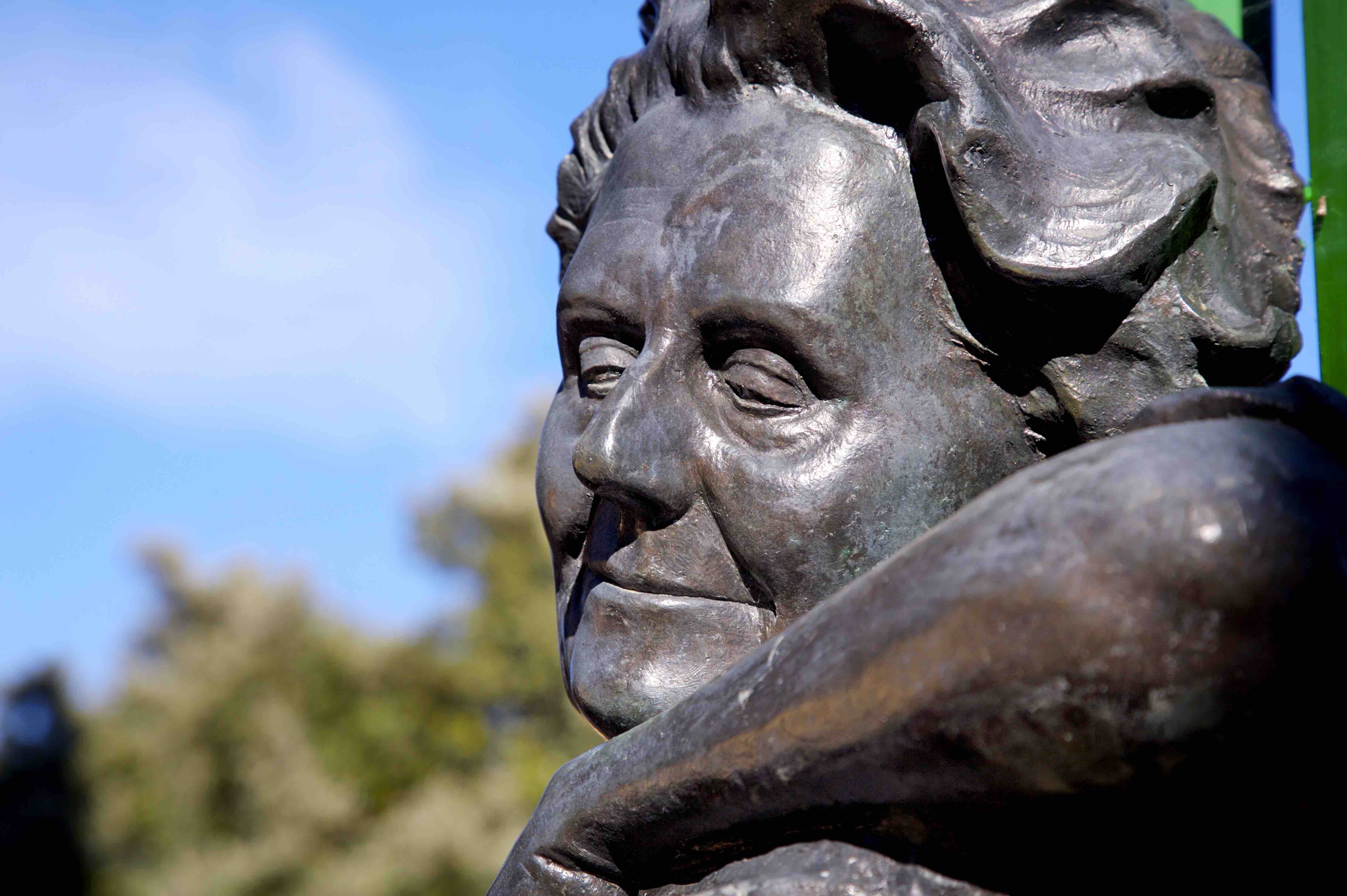 Mercè Rodoreda s'ha convertit en eterna a Romanyà amb el bust de l’escriptora que es troba al cementiri.