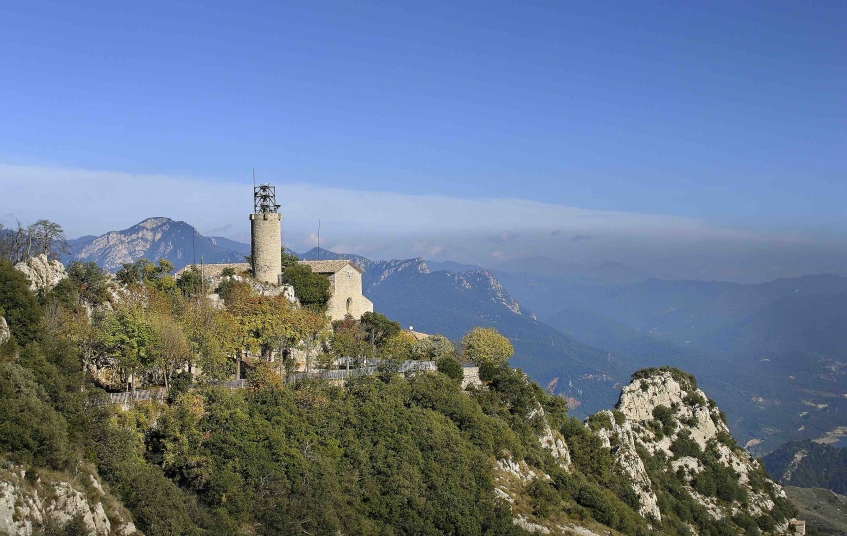 El santuari de Queralt es troba a 1.200 metres d'altitud i ofereix una gran vista de la Catalunya central. El santuari de Queralt es troba a 1.200 metres d'altitud i ofereix una gran vista de la Catalunya central.