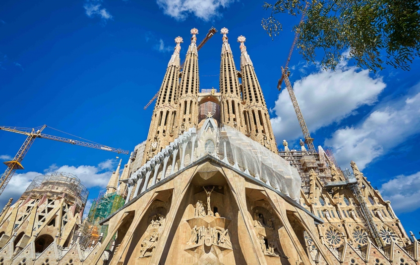Els grups escultòrics de la façana de la Passió de la Sagrada Família també són obra de Josep Maria Subirachs. Els grups escultòrics de la façana de la Passió de la Sagrada Família també són obra de Josep Maria Subirachs.