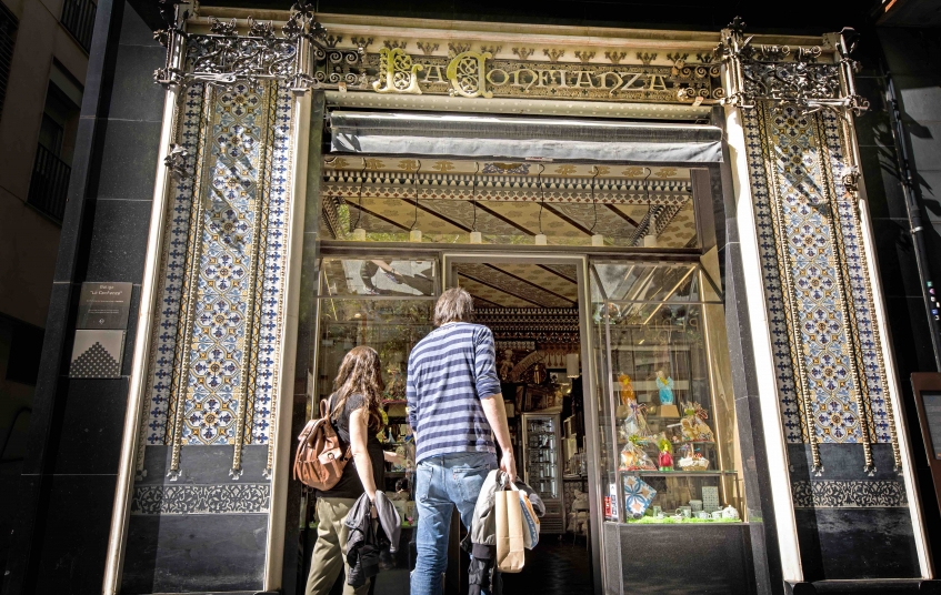 La botiga La Confianza va obrir portes l'any 1896 i va ser obra de l'arquitecte local Josep Puig i Cadafalch. La botiga La Confianza va obrir portes l'any 1896 i va ser obra de l'arquitecte local Josep Puig i Cadafalch.
