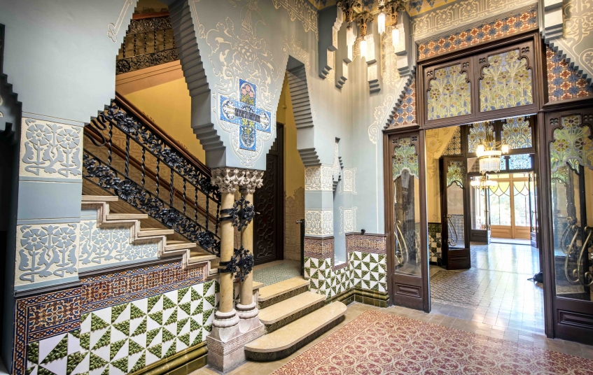 La casa Coll i Regàs és un clar exemple de construcció modernista. Ara és la seu de la Fundació Iluro. La casa Coll i Regàs és un clar exemple de construcció modernista. Ara és la seu de la Fundació Iluro.