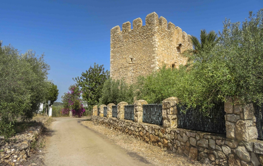La Torre del Moro es troba a la Ràpita i, juntament amb altres de similars, fou aixecada com a sistema de protecció. La Torre del Moro es troba a la Ràpita i, juntament amb altres de similars, fou aixecada com a sistema de protecció.