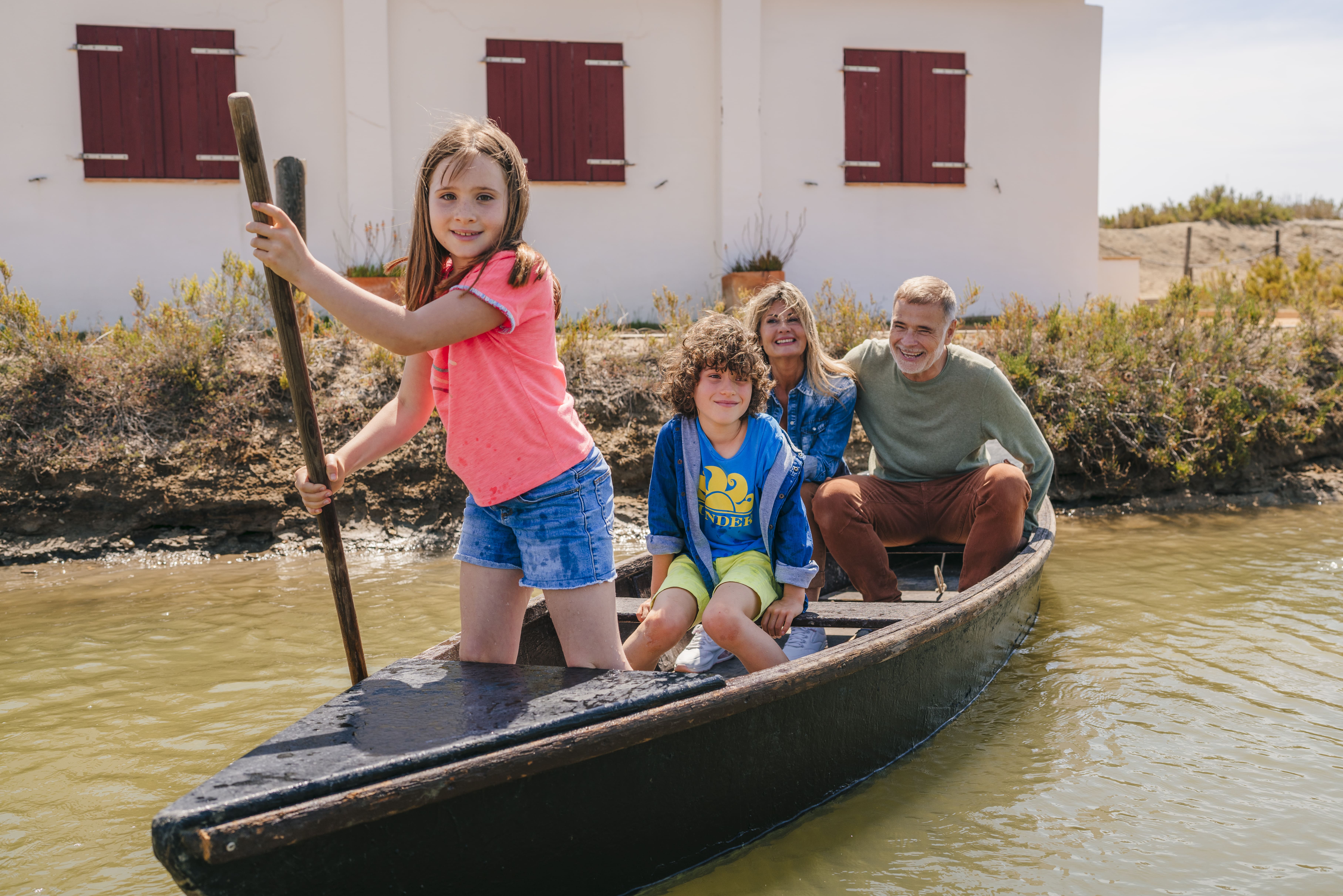 La pontona és la barca de perxar típica del delta de l'Ebre